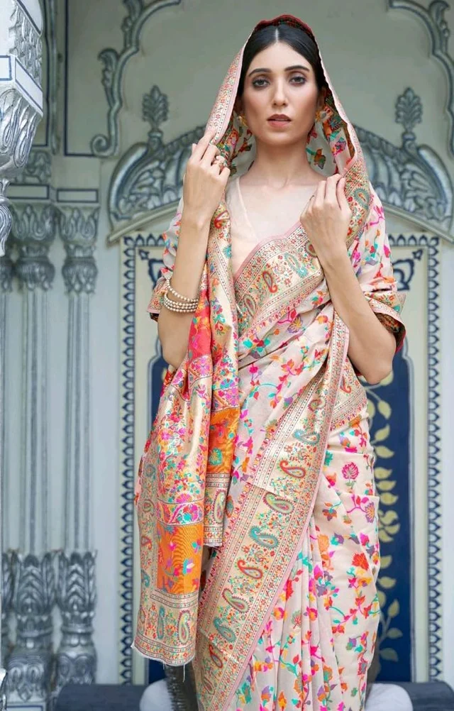SGF11- Women's Kanjivaram Pure Soft Silk Handloom Saree Pure Golden Zari With Blouse Piece