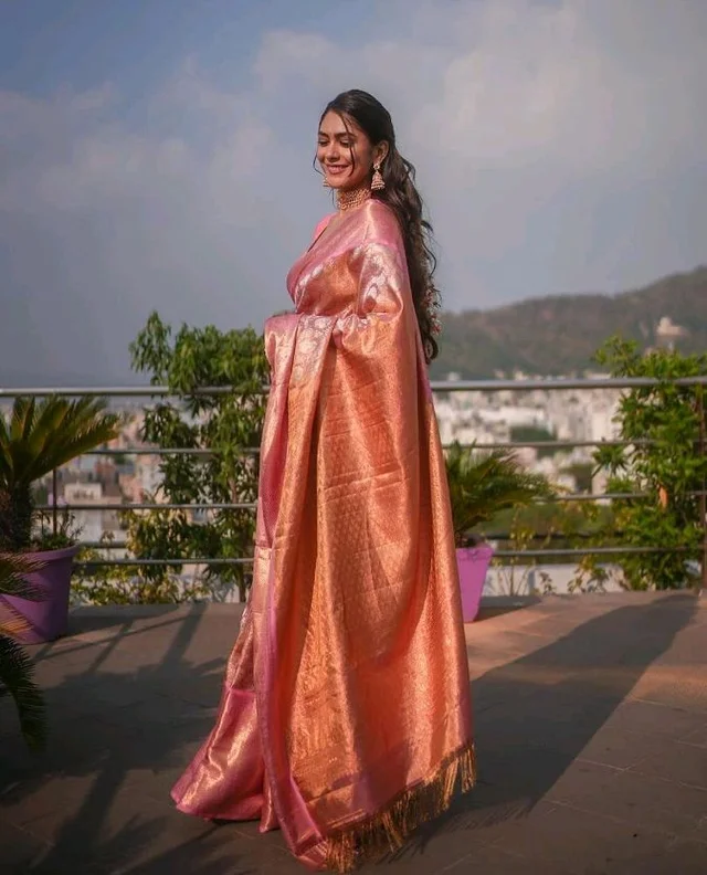 Women's Kanjivaram Woven Soft Silk Saree With Blouse Piece