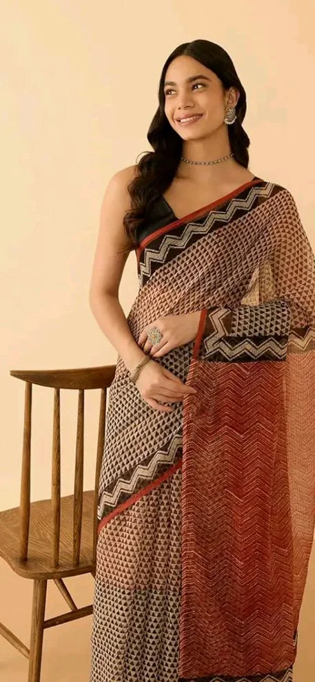 Brand: Taneira
Taneira Women Brown Block Print Bagru Pure Cotton Kota Saree with Unstitched Blouse Piece (SAAYZPAB6976-Brown)