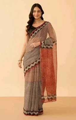 Brand: Taneira
Taneira Women Brown Block Print Bagru Pure Cotton Kota Saree with Unstitched Blouse Piece (SAAYZPAB6976-Brown)