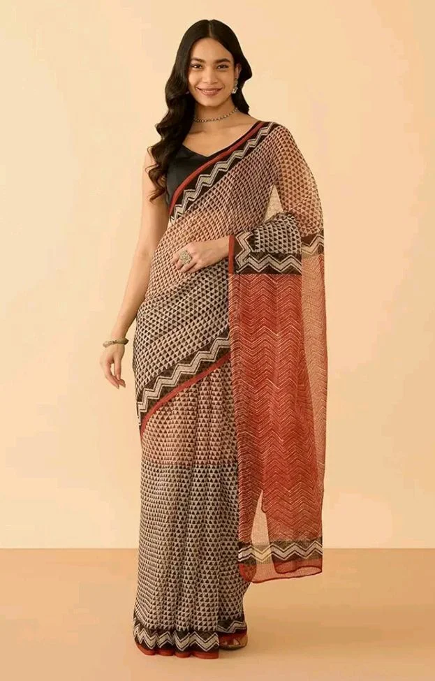 Brand: Taneira
Taneira Women Brown Block Print Bagru Pure Cotton Kota Saree with Unstitched Blouse Piece (SAAYZPAB6976-Brown)