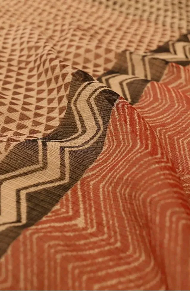 Brand: Taneira
Taneira Women Brown Block Print Bagru Pure Cotton Kota Saree with Unstitched Blouse Piece (SAAYZPAB6976-Brown)