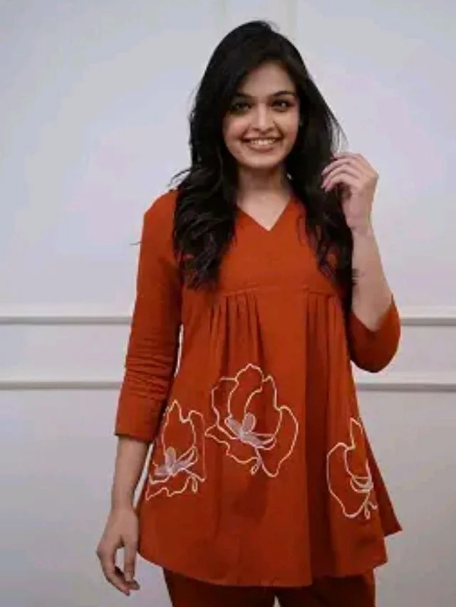 Brand: MANISH CRAFT
Women's Cotton Rose Printed Short Anarkali Kurta with Pant Cord Set
- M