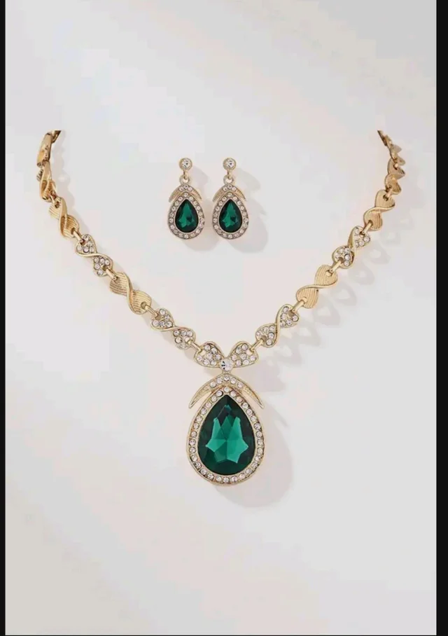 Shining Diva Fashion Latest Stylish Design Fancy Crystal Necklace Jewellery Set for Women (15221s)(Green)