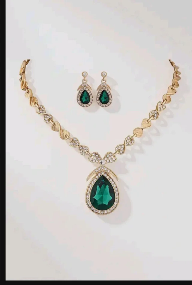 Shining Diva Fashion Latest Stylish Design Fancy Crystal Necklace Jewellery Set for Women (15221s)(Green)