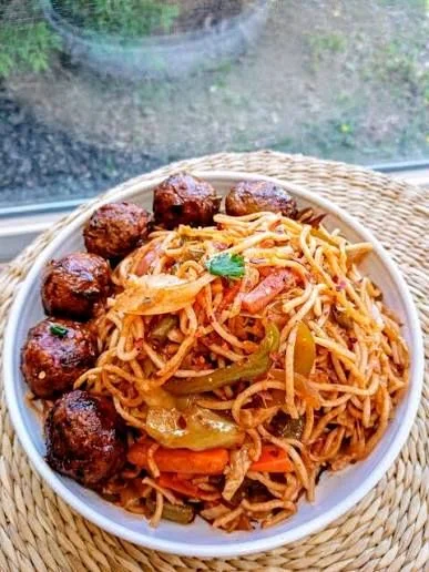 Veg Noodles With Manchurian