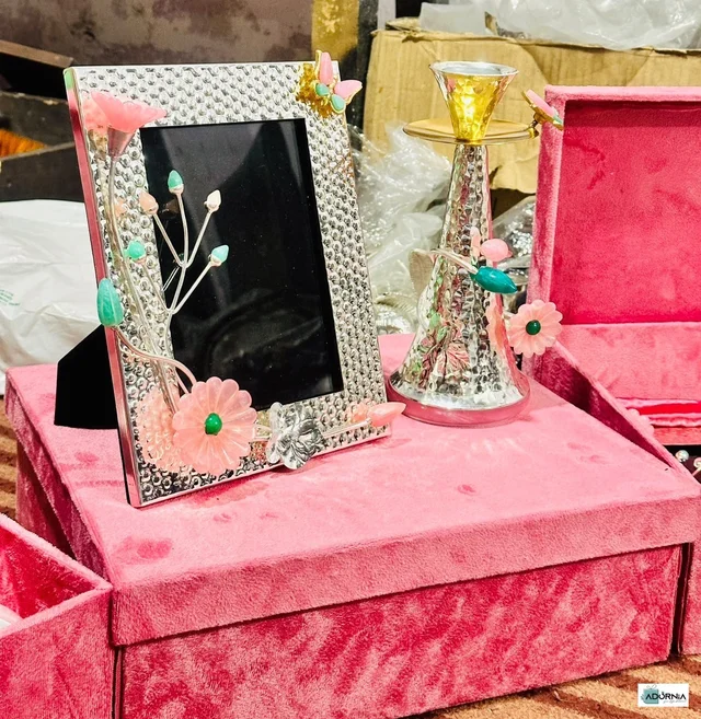 Daisy Gifting Combo - Photo Frame and Candle Stand