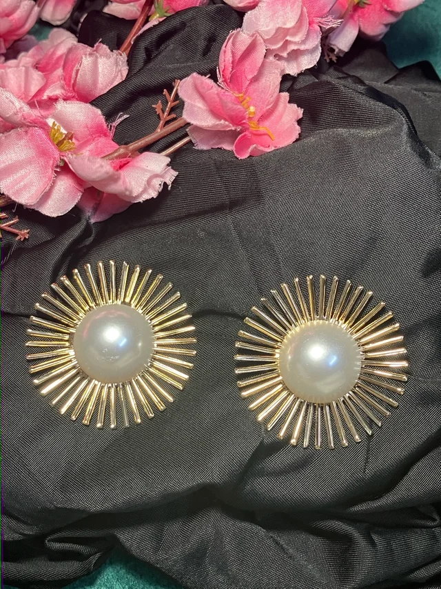 Daisy Pearl Stud Earrings - Korean Fashion Jewellery