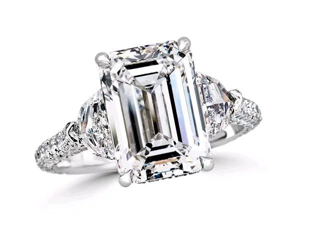 Emerald 5 Cts and Side Fancy Diamond LGD Ring 