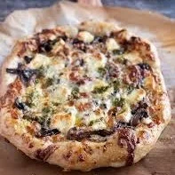 CHEESE MUSHROOM PIZZA   {Cheesy Cafe}