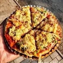 SCHEZWAN VEG. PIZZA    {Cheesy Cafe}