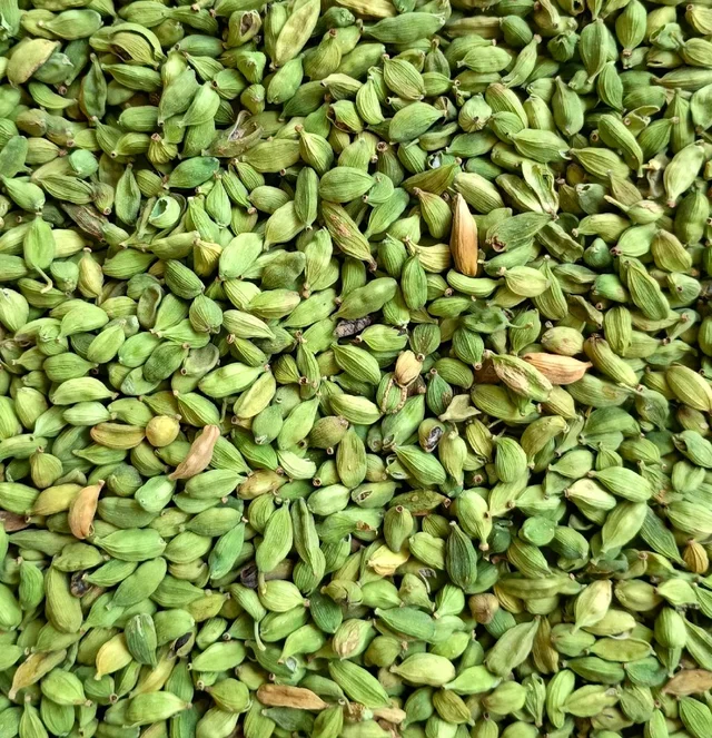 GREEN CARDOMOM MEDIUM SIZE 250 GRAM