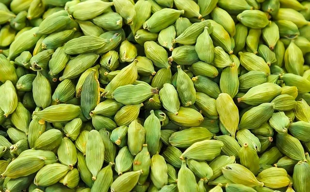 GREEN CARDOMOM MEDIUM SIZE 250 GRAM