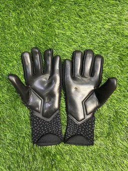 Future Ultimate Black GK Gloves - 8