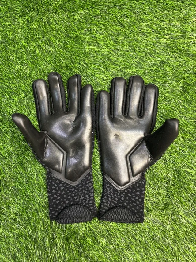 Future Ultimate Black GK Gloves - 8