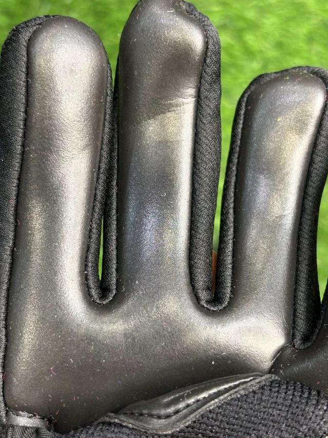 Future Ultimate Black GK Gloves - 8