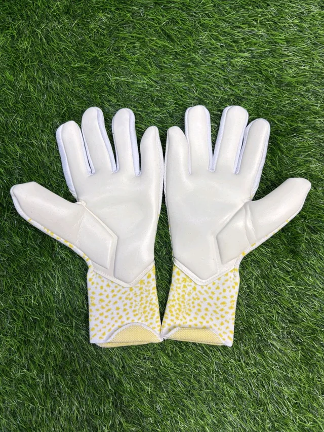 Future Ultimate White GK Gloves - 8