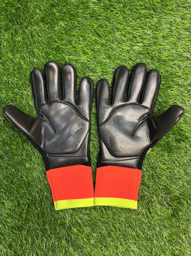 Predator Black And Red GK Gloves - 10