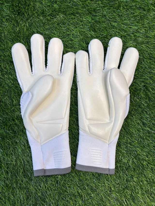 Predator White GK Gloves - 10