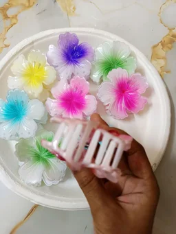 🌺 Trendy Hibiscus Flower Claw Clips - red
