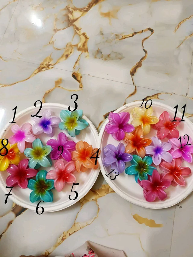 🌸 Trendy Jumbo Flower Claw Clips - 8