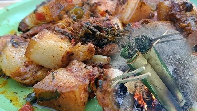 Oak Kemung ( Meat Cooked In Bamboo ) - Phak Oak Kemung
