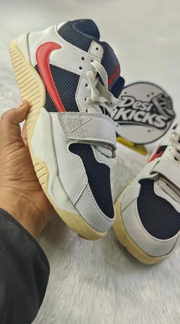 Travis Scott Jumpman University Red - UK 6
