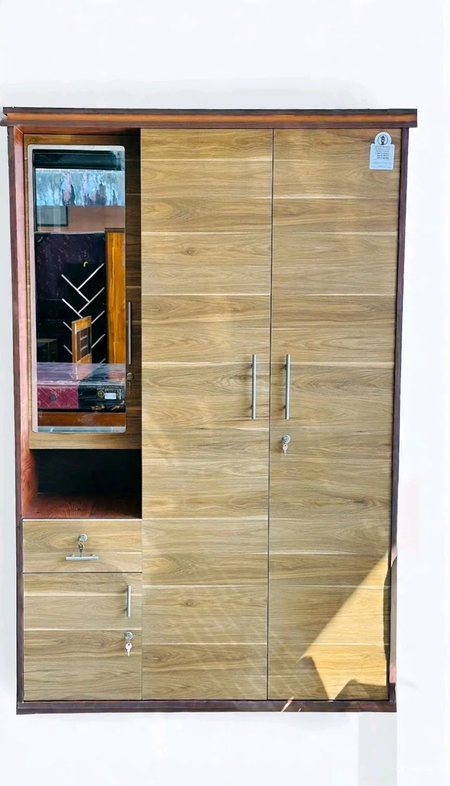 3 DOOR WARDROBE 
SIDE DRESSING