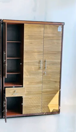 3 DOOR WARDROBE
SIDE DRESSING