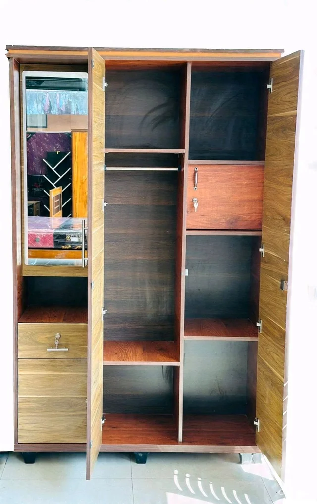 3 DOOR WARDROBE
SIDE DRESSING