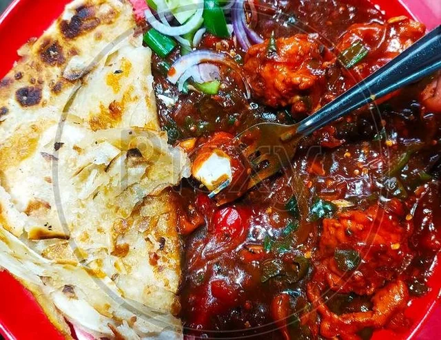 Chicken Chilli+ 1 Lachha Paratha Combo