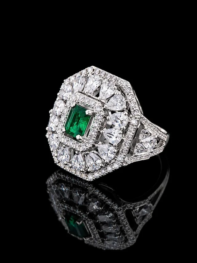 ELEGANT EMERALD GREEN DIAMOND FINGER RING