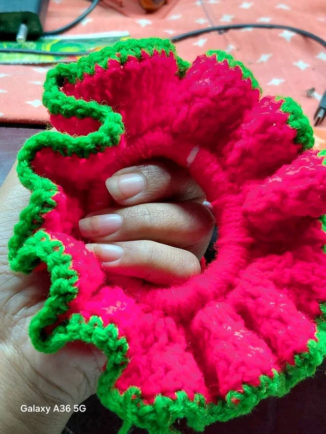 SenCrafts Hand-Crochted Red Ripple Scrunchie - M, red