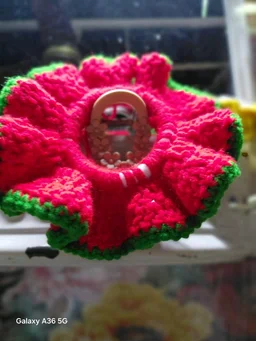 SenCrafts Hand-Crochted Red Ripple Scrunchie - M, red