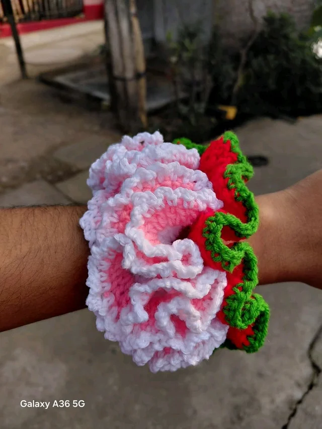 SenCrafts Hand-Crochted Red Ripple Scrunchie - M, pink