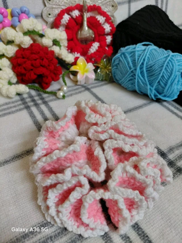 SenCrafts Hand-Crochted Red Ripple Scrunchie - M, pink