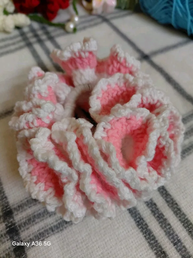 SenCrafts Hand-Crochted Red Ripple Scrunchie - M, pink