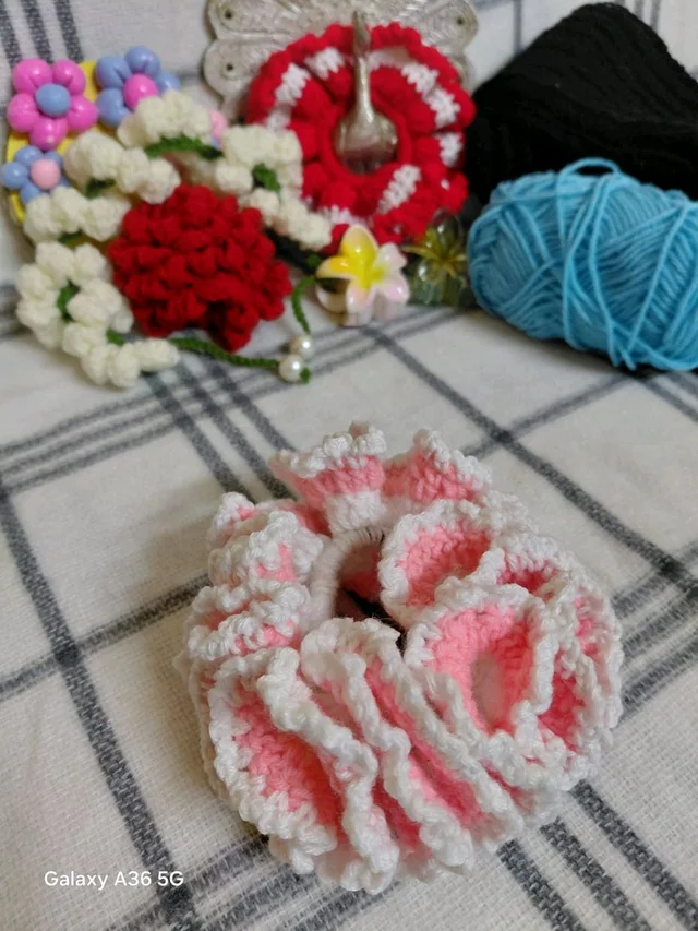 SenCrafts Hand-Crochted Red Ripple Scrunchie - L, pink