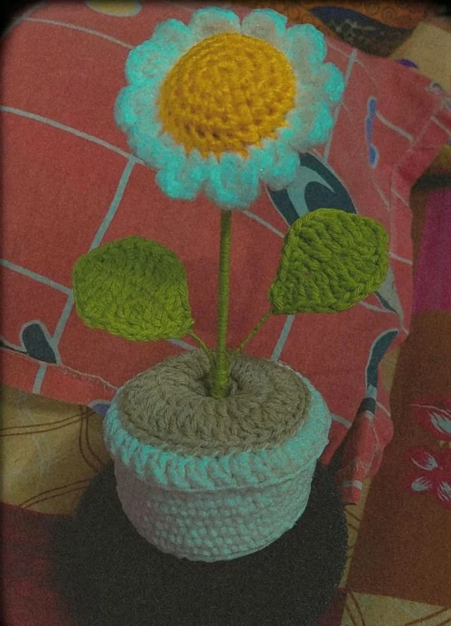 SenCrafts Hand Crocheted Daisy Potted Plant