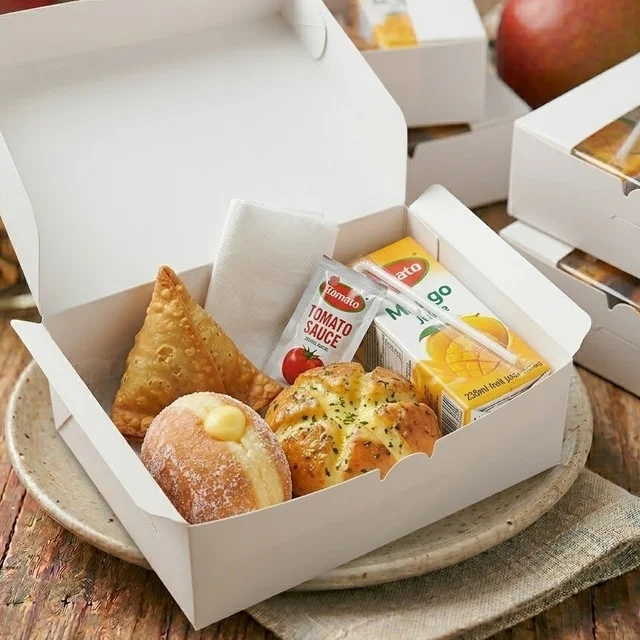 Party snack box 1 (2 savories, 1 dessert, 1 Juice)