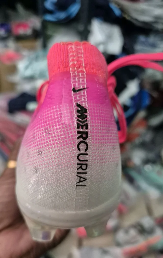 Mercurial Vapor 17 Elite FG.Bright pink/hot pink with a black Swoosh logo. - UK 5.5