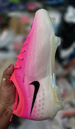 Mercurial Vapor 17 Elite FG.Bright pink/hot pink with a black Swoosh logo. - UK 7.5