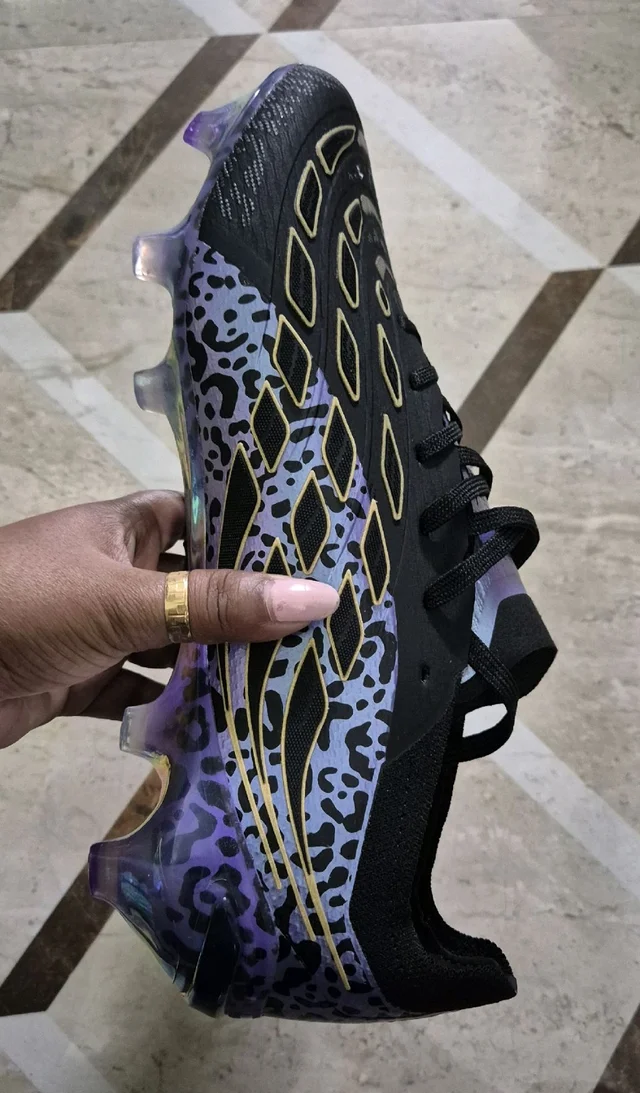 Predator Elite "Kaká" Signature Edition football boot.With Less - UK 6.5