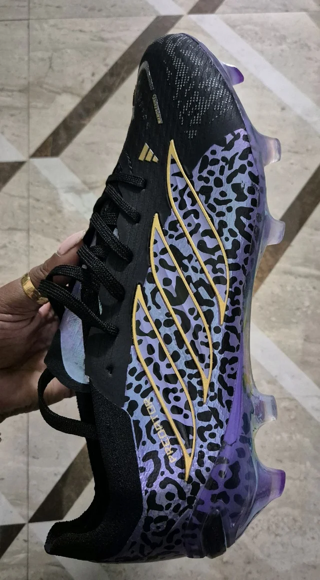Predator Elite "Kaká" Signature Edition football boot.With Less - UK 6.5