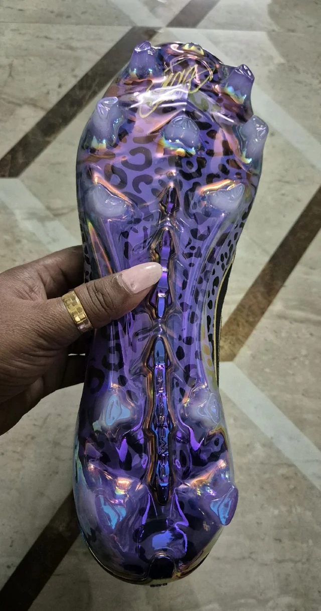 Predator Elite "Kaká" Signature Edition football boot.With Less - UK 6.5