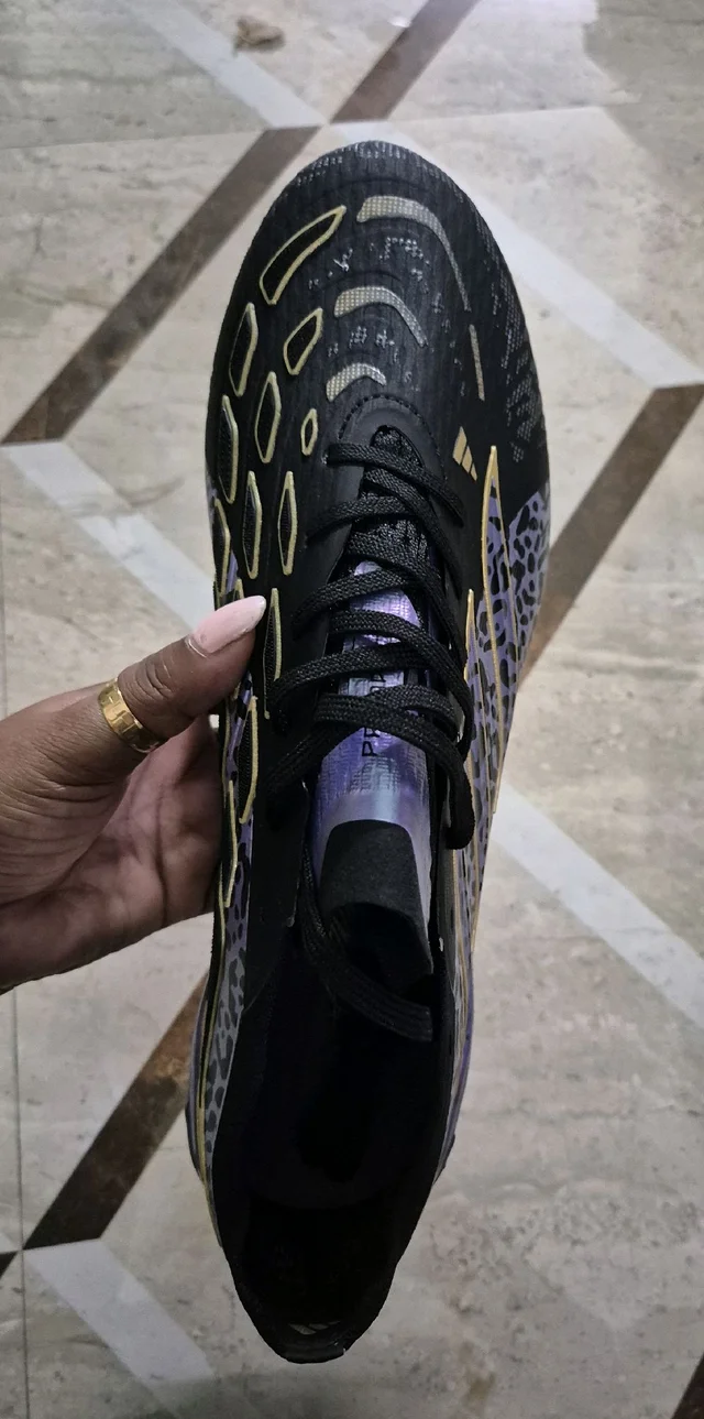 Predator Elite "Kaká" Signature Edition football boot.With Less - UK 8