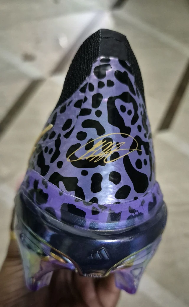 Predator Elite "Kaká" Signature Edition football boot.With Less - UK 8