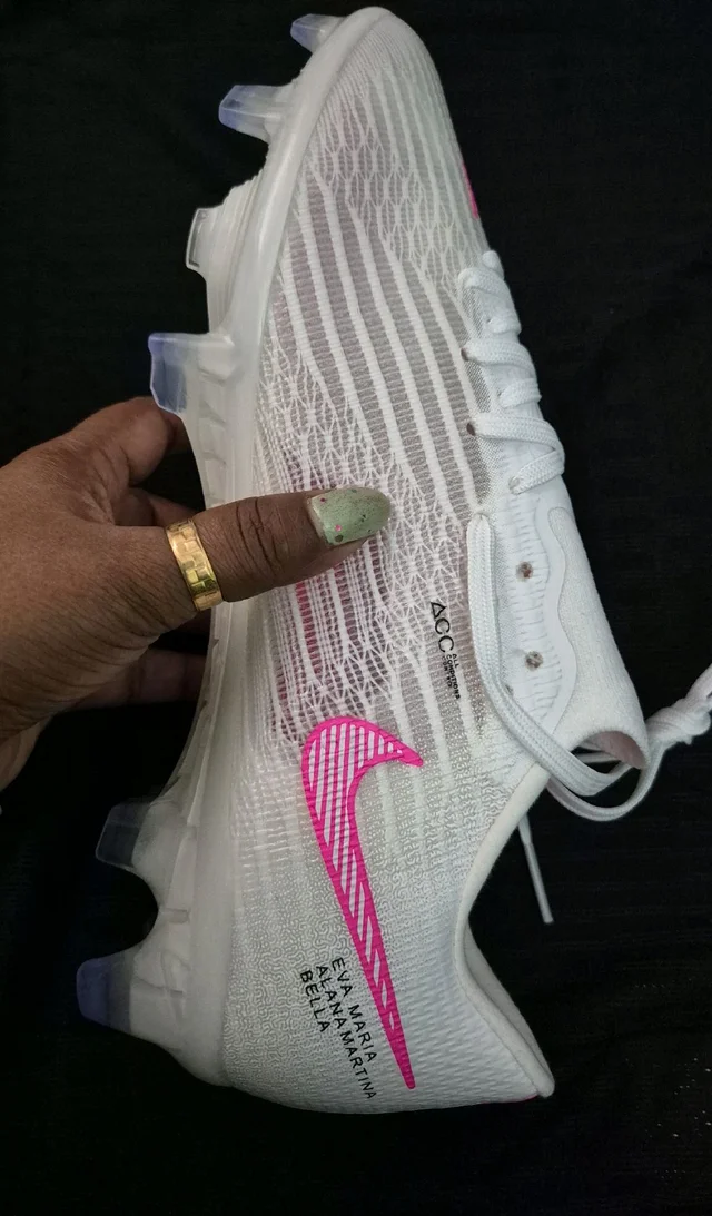 Mercurial Vapor 16 Elite FG white and vibrant pink colorway. - UK 5.5