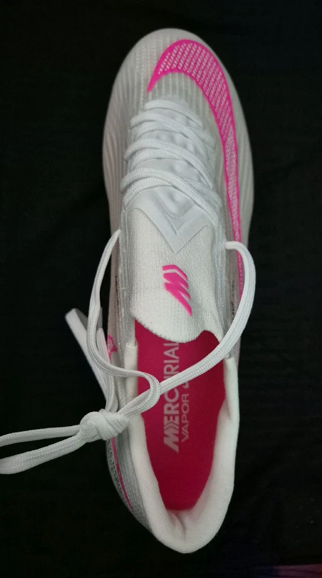 Mercurial Vapor 16 Elite FG white and vibrant pink colorway. - UK 5.5