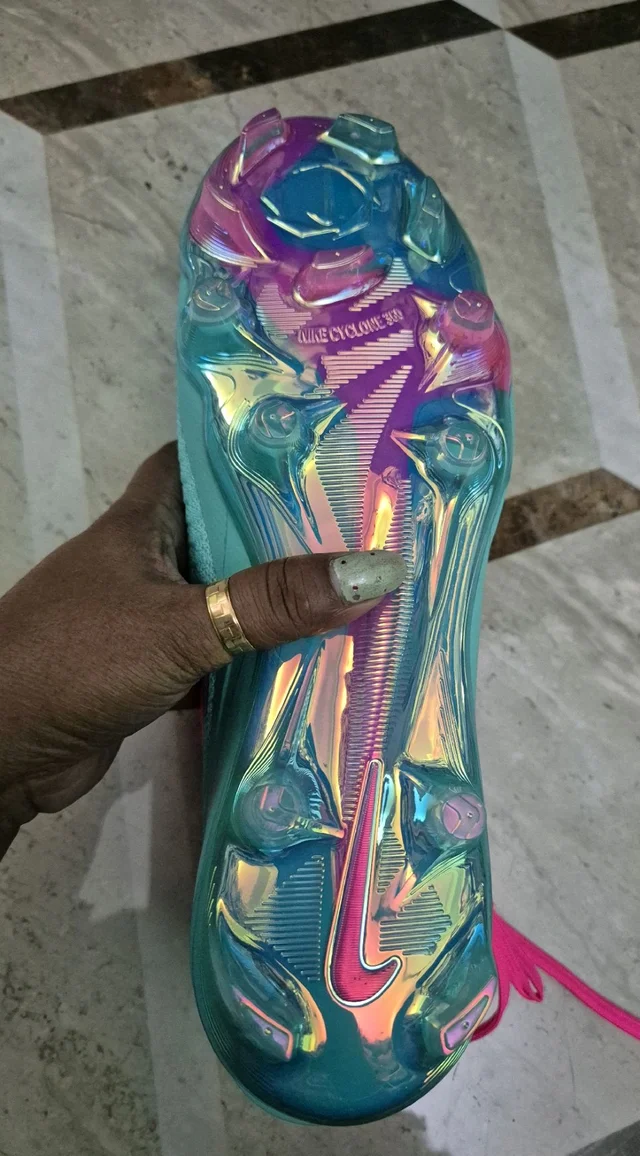 Phantom 6 Low Elite football boot.multi-color pink and teal - UK 6